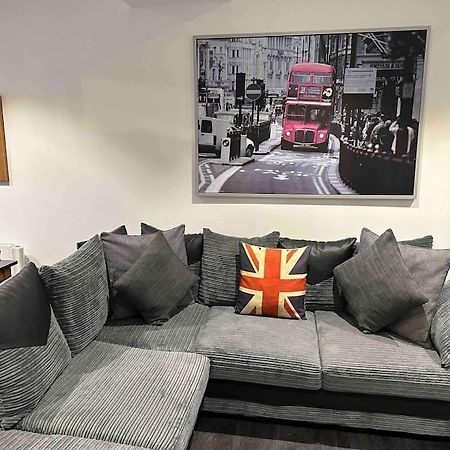 Apartament Stunning Flat With Parking Free Near Sutton Station Cheam Zewnętrze zdjęcie