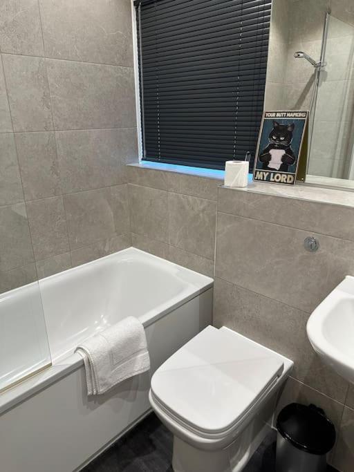 Apartament Stunning Flat With Parking Free Near Sutton Station Cheam Zewnętrze zdjęcie