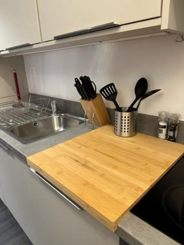 Apartament Stunning Flat With Parking Free Near Sutton Station Cheam Zewnętrze zdjęcie