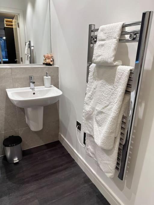 Apartament Stunning Flat With Parking Free Near Sutton Station Cheam Zewnętrze zdjęcie